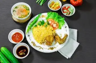 Hình ảnh Cơm gà xối mỡ cánh gà