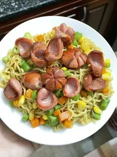 Hình ảnh Mì trộn xúc xích