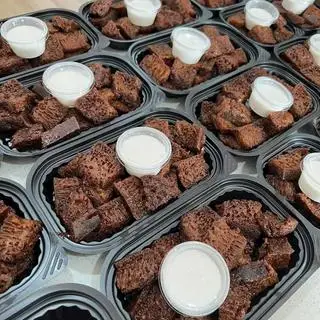 Hình ảnh Bánh bò nướng cắt sẵn kèm nước cốt dừa