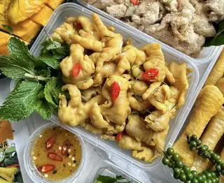 Hình ảnh Chân Gà Rút Xương Hấp Thảo Quả