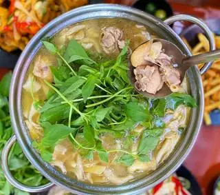 Hình ảnh Lẩu gà lá é lai rai