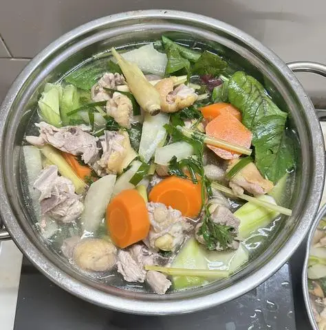 Hình ảnh lẩu gà rau nấm nguyên con 