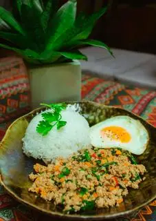 Hình ảnh Cơm gà xào lá hương nhu