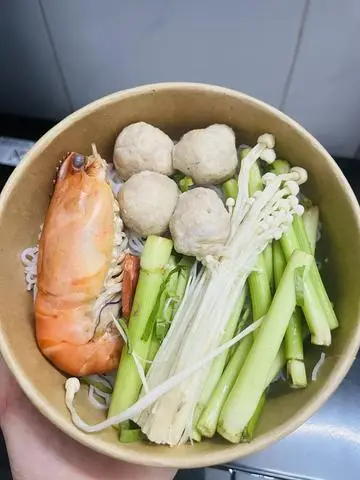 Hình ảnh Bún Thái tôm gà viên