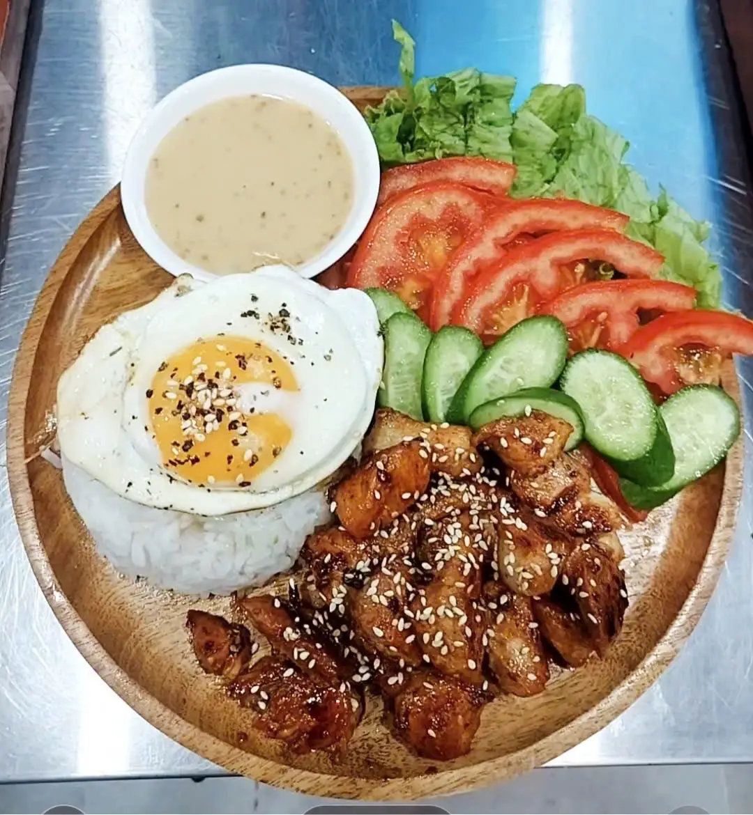 Hình ảnh Cơm gà teriyaki và trứng ốp la - Rice with chicken teriyaki and fried egg