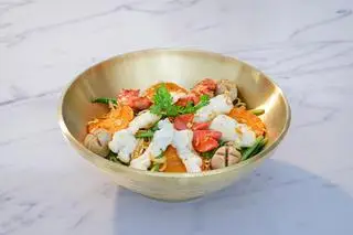 Hình ảnh Mì trộn chả mực xốt Hong Kong