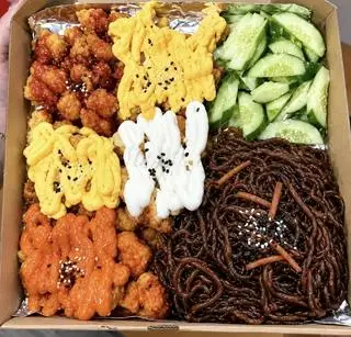 Hình ảnh Box gà 6 vị - mì tương đen