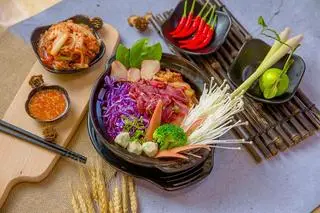 Hình ảnh Combo 2 Mì Kim Chi Thập Cẩm Tặng 2 ly nước Ngọt có Gas