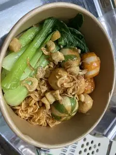 Hình ảnh Mì trộn cá viên sốt mắm tỏi