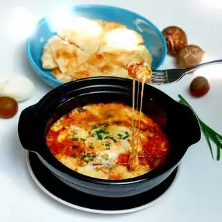 Hình ảnh F3.3 Classic cheesy egg shashuka - roti by Santorino