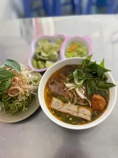 Hình ảnh Bún bò nạm - tái - viên