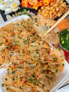 Hình ảnh Bánh tráng trộn tỏi phi hoặc mỡ hành 