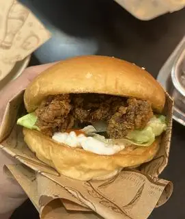 Hình ảnh Burger Gà sốt Phô mai cay