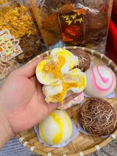 Hình ảnh Bánh bao gà sợi trứng muối phô mai kéo sợi