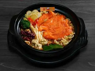 Hình ảnh Mì kim chi cá hồi
