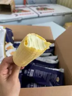Hình ảnh 30 cây kem bắp có hạt socola trắng 
