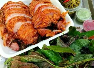 Hình ảnh Giò heo nướng lá mắc mật nửa cái