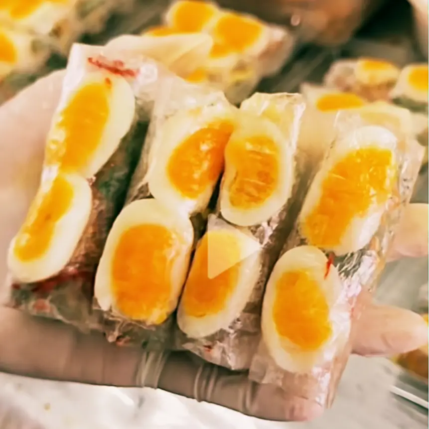 Hình ảnh Bánh tráng cuốn trứng chấm sốt ngũ vị
