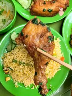 Hình ảnh cơm gà xối mỡ đùi trung (100% gà tươi)