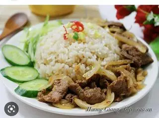 Hình ảnh cơm chiên xào thịt bò hành tây ( sa tế)