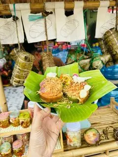 Hình ảnh Bánh Tét Thập Cẩm Ba Màu - Phần Cắt Full Topping