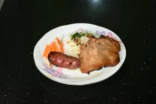 Hình ảnh Cơm sườn nướng lạp xưởng