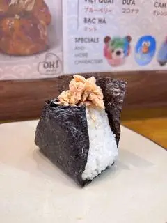 Hình ảnh sakeonigiri - cơm nắm cá hồi