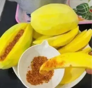 Hình ảnh xoài tứ quý giòn ngon tặng kèm bịch muối nhỏ tùy bạn chọn (hộp 400g)