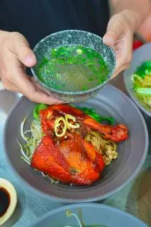 Hình ảnh Mì  gà quay thảo mộc