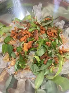 Hình ảnh Bánh Tráng Phơi Sương Sợi Dẻo Trộn Mỡ Hành Trứng Cút Lòng Đào Khô Bò Giòn ( ko xoài)