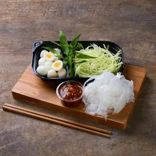 Hình ảnh Bánh tráng - trứng cút chấm sốt muối sệt