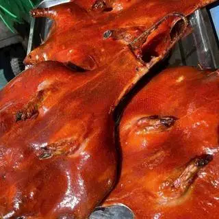 Hình ảnh sét vịt quay tì bà da giòn 1 con và 10 bánh bao chiên 