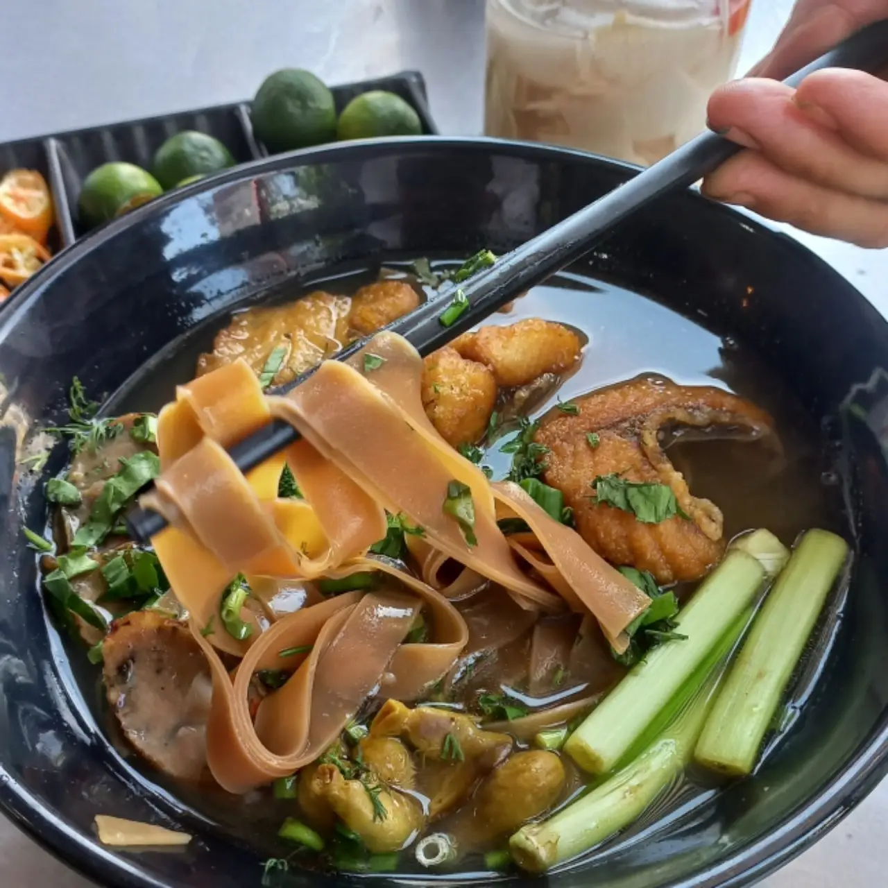 Hình ảnh Bánh đa đỏ cá thập cẩm