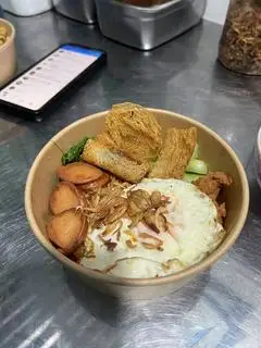 Hình ảnh Mì trộn combo 2 (gà viên, ốp la, xúc xích)