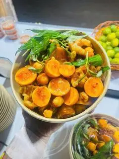 Hình ảnh Trứng non sốt Thái mix xoài