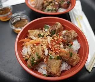 Hình ảnh Bún thịt nướng chả giò 