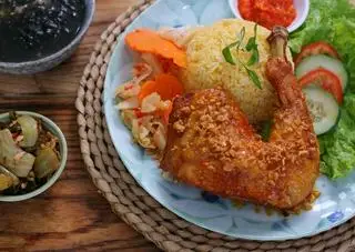 Hình ảnh cơm gà xối mỡ xốt mắm tỏi GÓC TƯ