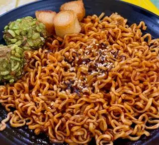 Hình ảnh Mì trộn cay Samyang - viên cốm xanh - sò điệp