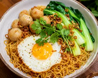 Hình ảnh Mì trộn trứng viên 