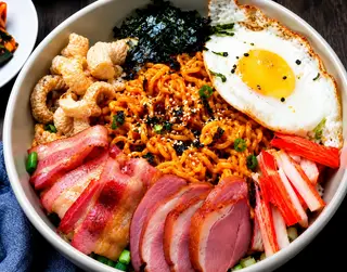 Hình ảnh mì trộn xốt Hàn gà snack xúc xích