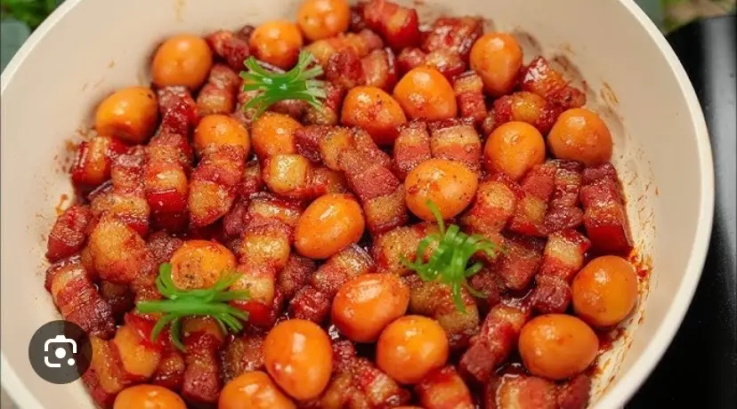 Hình ảnh Cơm ba rọi kho trứng cúc