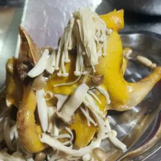 Hình ảnh 1 Gà Tre Hấp Nấm Thơm Ngon 