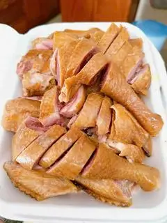 Hình ảnh 1 con gà hun khói - 2 khay nửa