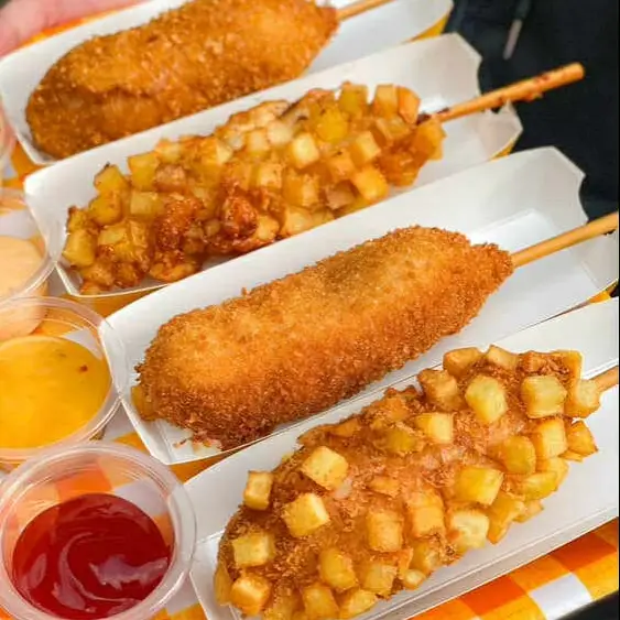 Hình ảnh Hotdog nhân 1/2 xúc xích 1/2 phô mai mozzarella 
