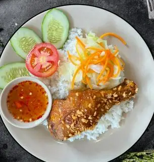 Hình ảnh cơm trắng đùi tỏi gà chiên nước mắm 