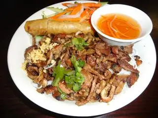 Hình ảnh Bún thịt nướng + bì + chả giò