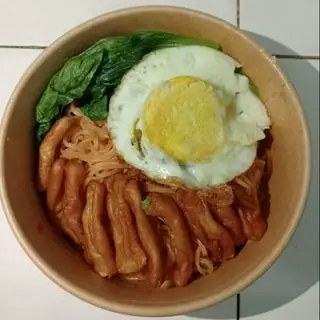 Hình ảnh Mì trộn chả cá trứng ốp la 