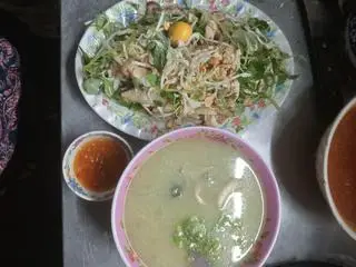 Hình ảnh Gà ta cháo gỏi nửa con có lòng hai người ăn