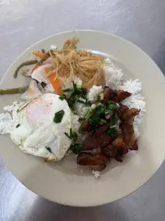 Hình ảnh cơm tấm thịt dăm mở + ốp la