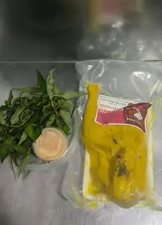 Hình ảnh Nửa con gà, ⚠️ không nhận chặt sẵn, ăn liền. Kèm rau răm, muối chấm.